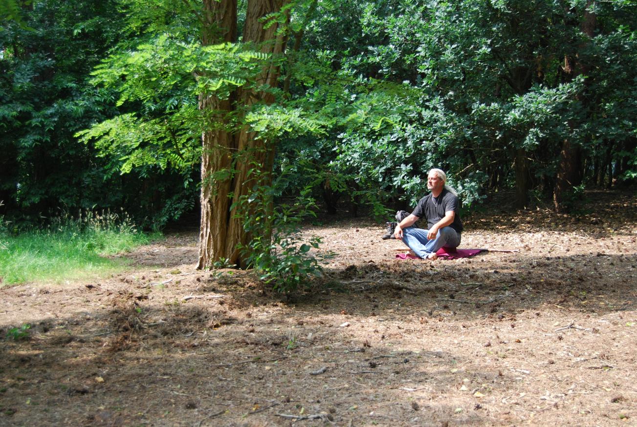 Mediteren op een krachtplek in (mijn eigen) bos ... heerlijk!