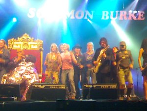 Daarna op het podium, met roos en al: Jacq en Jente