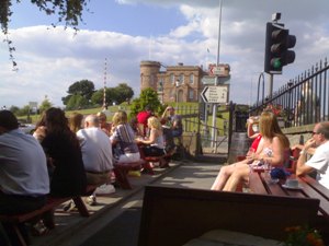 Inverness castle, vanaf het tafeltje in onze favoriete pub.