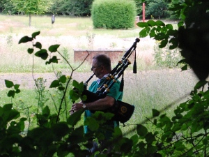 Bij het verlaten van de Rosslyn Chapel hoorden wij ineens de tonen van een doedelzak ... 