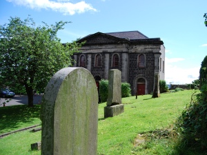 De youth hostile in Stirling was een oud kerkgebouw, met de 100en jaren oude grafstenen eromheen...