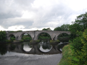 The old bridge waar William Wallace met een paar man de overmacht van de Engelsen verslagen heeft.