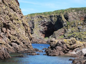 Nabij een strandje aan de oostkust. Wanneer je goed keek, zag je de kleine sloepen met piraten aan land komen, om hen schat te begraven ...