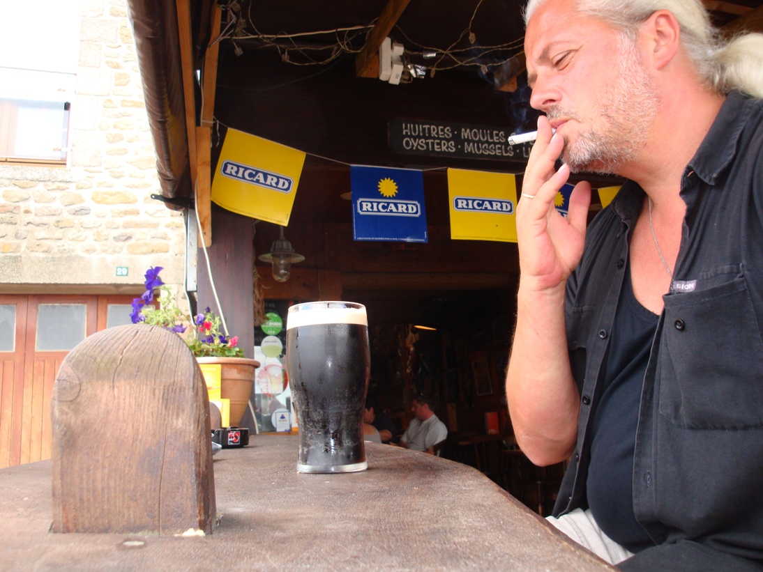 Guinness en een shaggie in een kroeg aan de haven van een Frans vissersdorpje