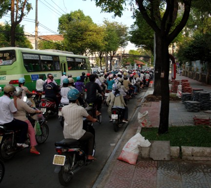 Een standaard straatbeeld ... ieder zijn eigen scooter